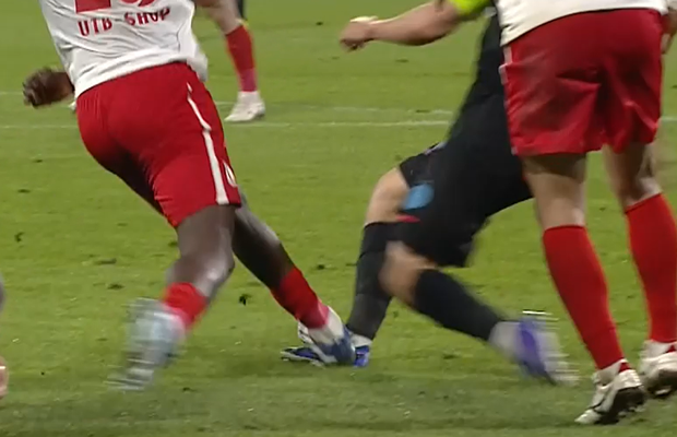 L-a „rupt” pe Darius Olaru! Intrare violentă și cartonaș roșu direct la Arad