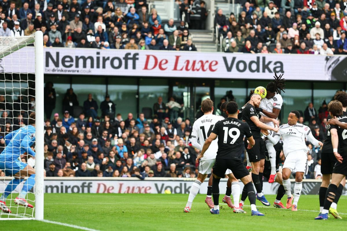 Notele englezilor pentru Radu Drăgușin, după Fulham - Tottenham: „Pur și simplu nu funcționează”