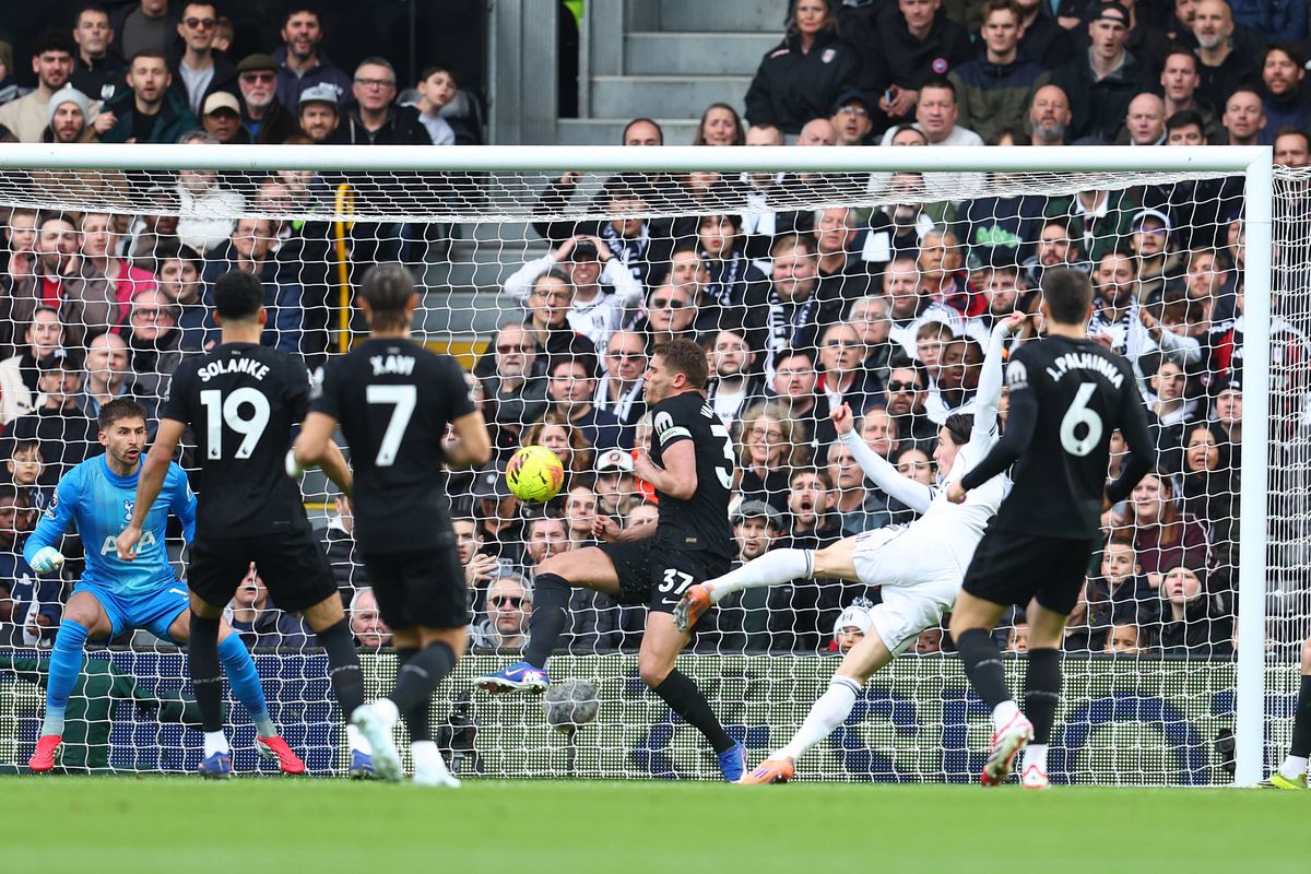 Notele englezilor pentru Radu Drăgușin, după Fulham - Tottenham: „Pur și simplu nu funcționează”