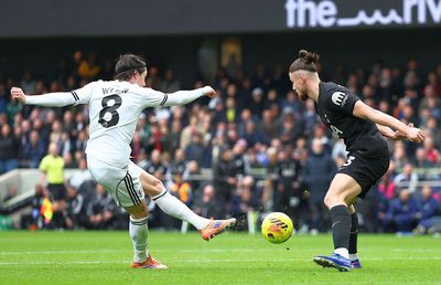 Notele englezilor pentru Radu Drăgușin, după Fulham - Tottenham: „Pur și simplu nu funcționează”