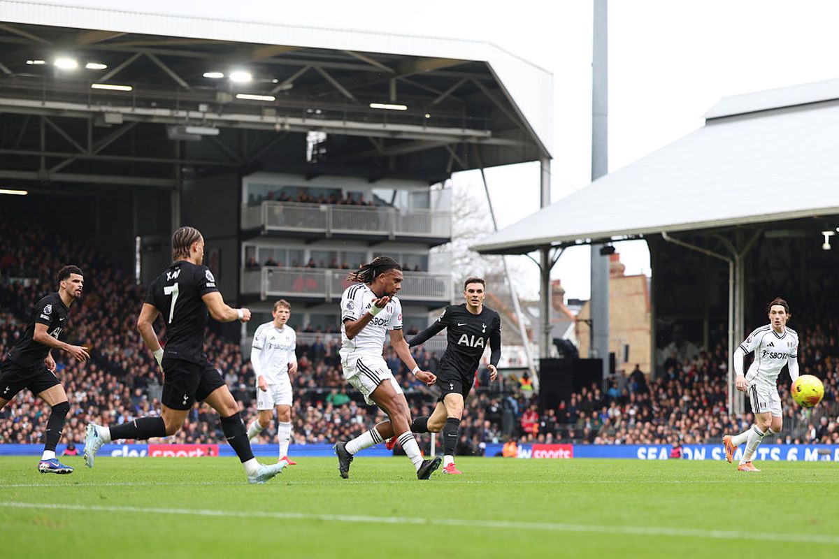 Notele englezilor pentru Radu Drăgușin, după Fulham - Tottenham: „Pur și simplu nu funcționează”