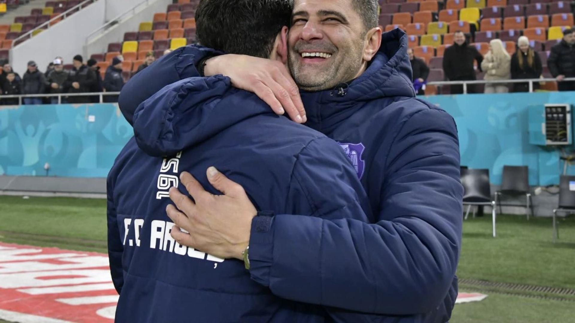 Dani Coman discutând cu jucătorii FC Argeș pe marginea terenului, pregătind echipa pentru play-off și performanță fotbal. | sursa foto: Gazeta Sporturilor