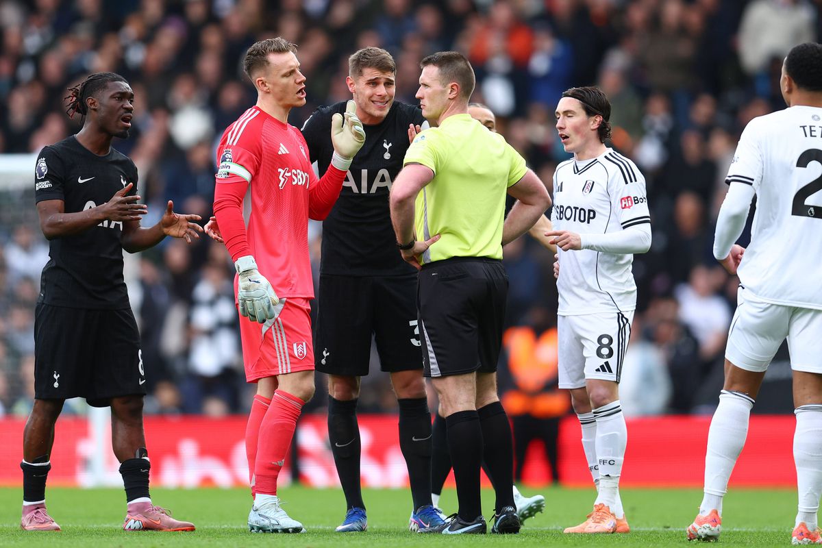 Notele englezilor pentru Radu Drăgușin, după Fulham - Tottenham: „Pur și simplu nu funcționează”