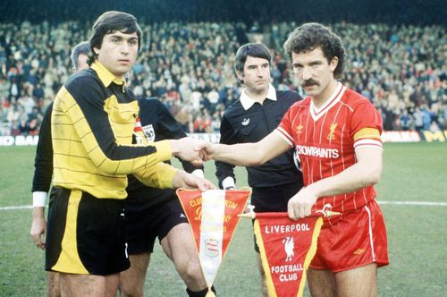 Graeme Souness (dreapta) face schimb de fanioane cu portarul din acei ani ai lui Dinamo, Dumitru Moraru / Foto: Imago