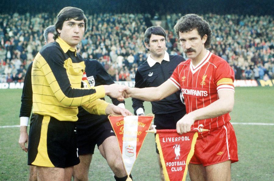 Graeme Souness (dreapta) face schimb de fanioane cu portarul lui Dinamo, Dumitru Moraru / Foto: Imago Legenda lui Liverpool, atac dur la adresa lui Salah: „Este principalul motiv pentru sezonul slab. Ar trebui să plece”