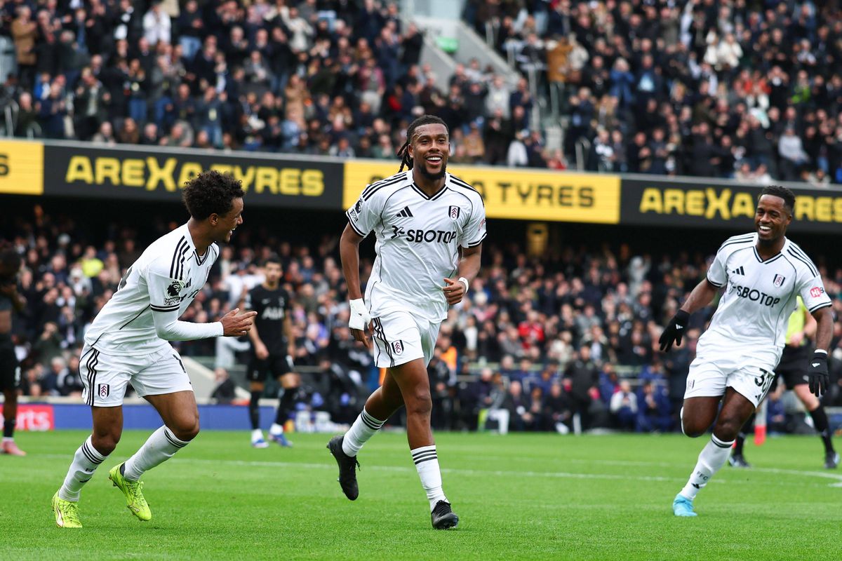 Notele englezilor pentru Radu Drăgușin, după Fulham - Tottenham: „Pur și simplu nu funcționează”