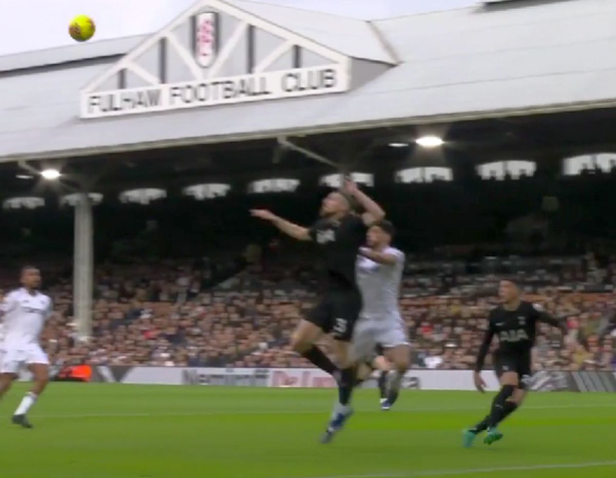 Notele englezilor pentru Radu Drăgușin, după Fulham - Tottenham: „Pur și simplu nu funcționează”