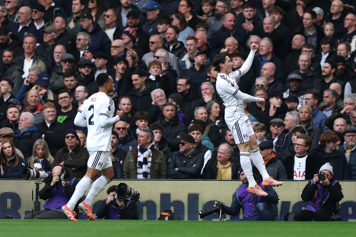 Notele englezilor pentru Radu Drăgușin, după Fulham - Tottenham: „Pur și simplu nu funcționează”