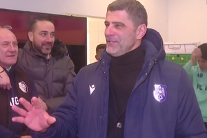 Imagini geniale în vestiar! » Dani Coman și Bogdan Andone au negociat prima în fața jucătorilor: „Atât vă dau!”