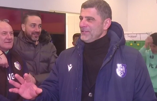 Imagini geniale în vestiar! » Dani Coman și Bogdan Andone au negociat prima în fața jucătorilor: „Atât vă dau!”