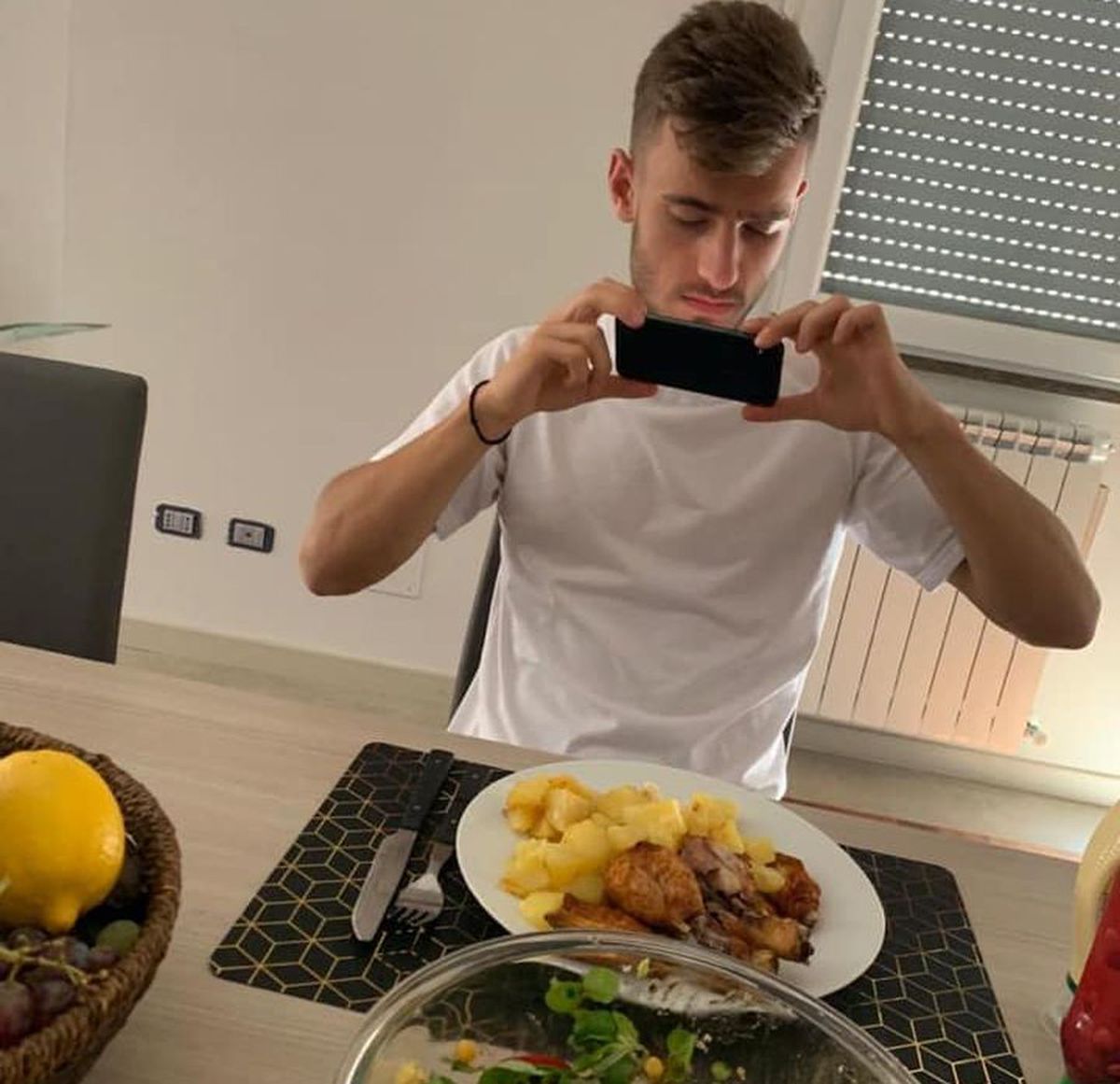 Vlad Dragomir, izolare plăcută :) » Patricia are grijă să nu se plictisească