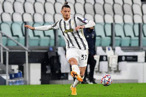 Juventus a anunțat că Leonardo Bonucci (33 de ani, fundaș central) a fost testat pozitiv la coronavirus. Astfel, stoperul român Radu Drăguşin (19) poate intra în echipa „Bătrânei Doamne” în meciul cu Torino de sâmbătă, din Serie A.