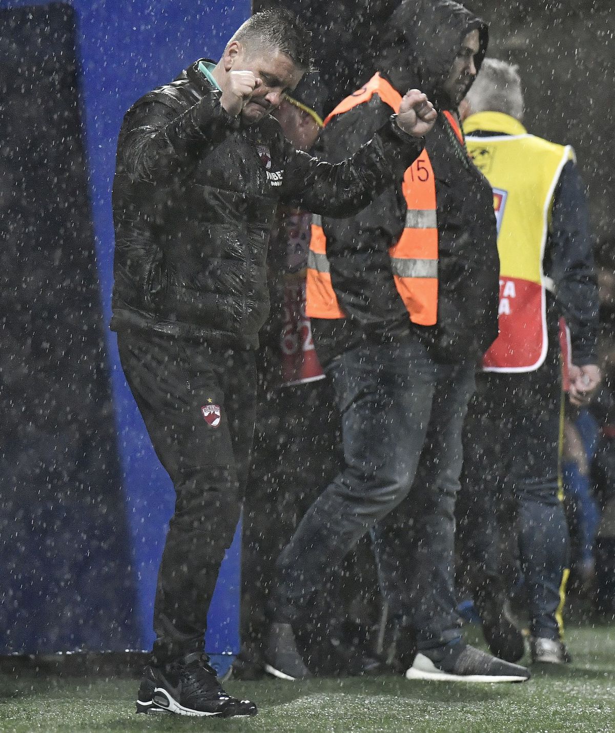 Dinamo, privată de un penalty la Ploiești? Brigada lui Chivulete a lăsat jocul să continue