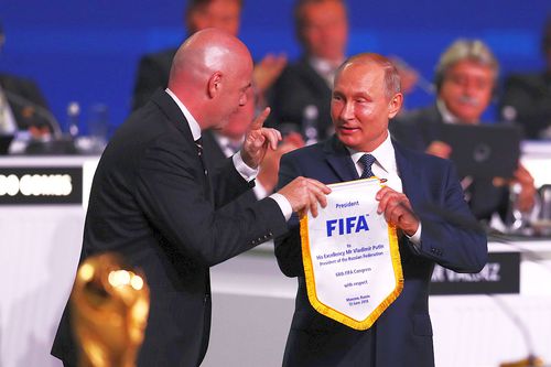 Gianni Infantino, președintele FIFA, alături de Vladimir Putin // FOTO: Guliver/GettyImages