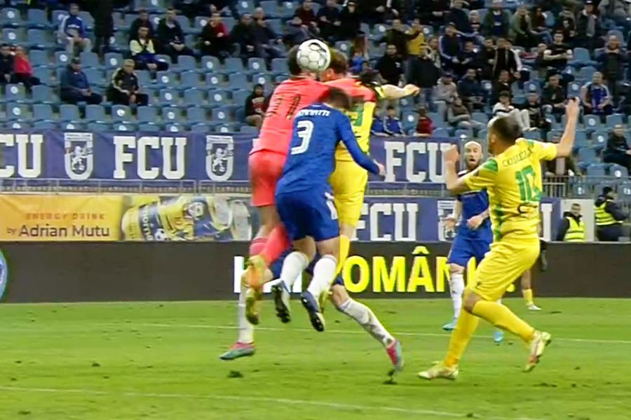 Faze controversate în careul lui FCU Craiova » CS Mioveni a cerut penalty în două rânduri