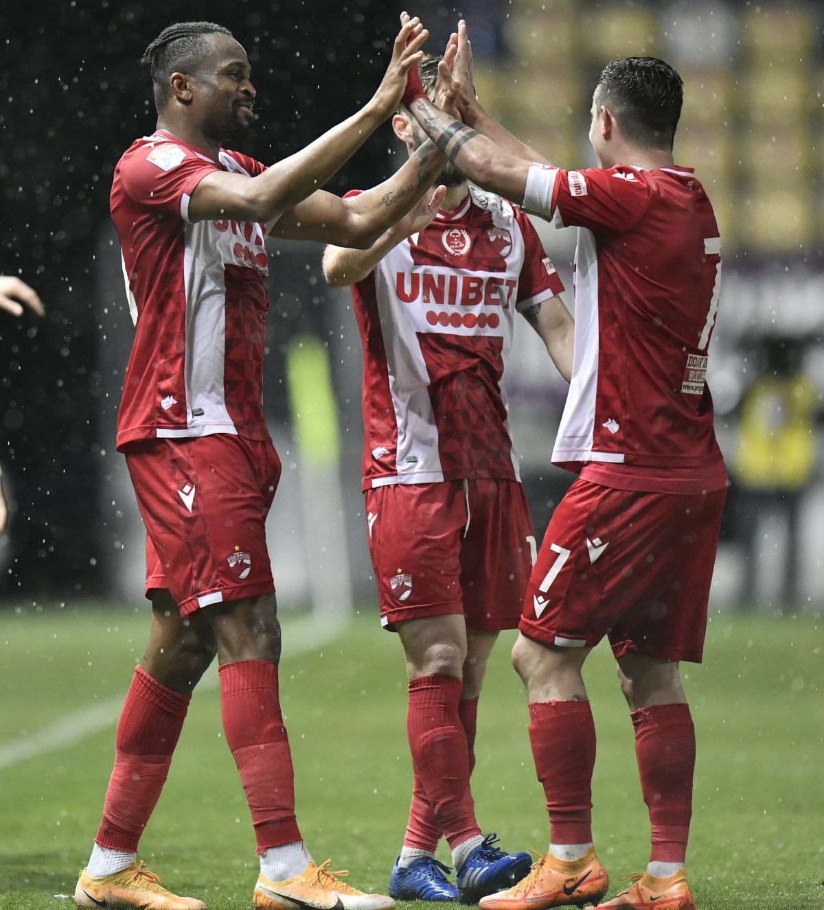 Dinamo, privată de un penalty la Ploiești? Brigada lui Chivulete a lăsat jocul să continue