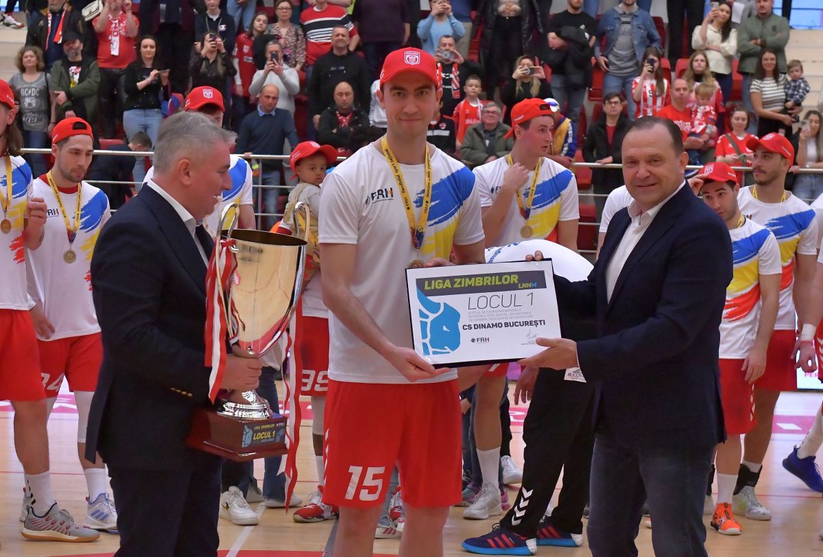 Dinamo e în sărbătoare! Imagini de la petrecerea de titlu a „dulăilor” + În tribune au apărut şi doi miniştri