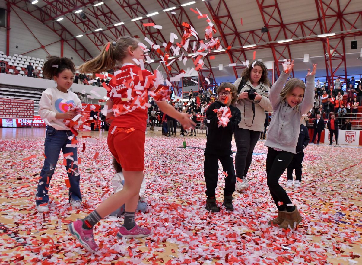 Dinamo e în sărbătoare! Imagini de la petrecerea de titlu a „dulăilor” + În tribune au apărut şi doi miniştri