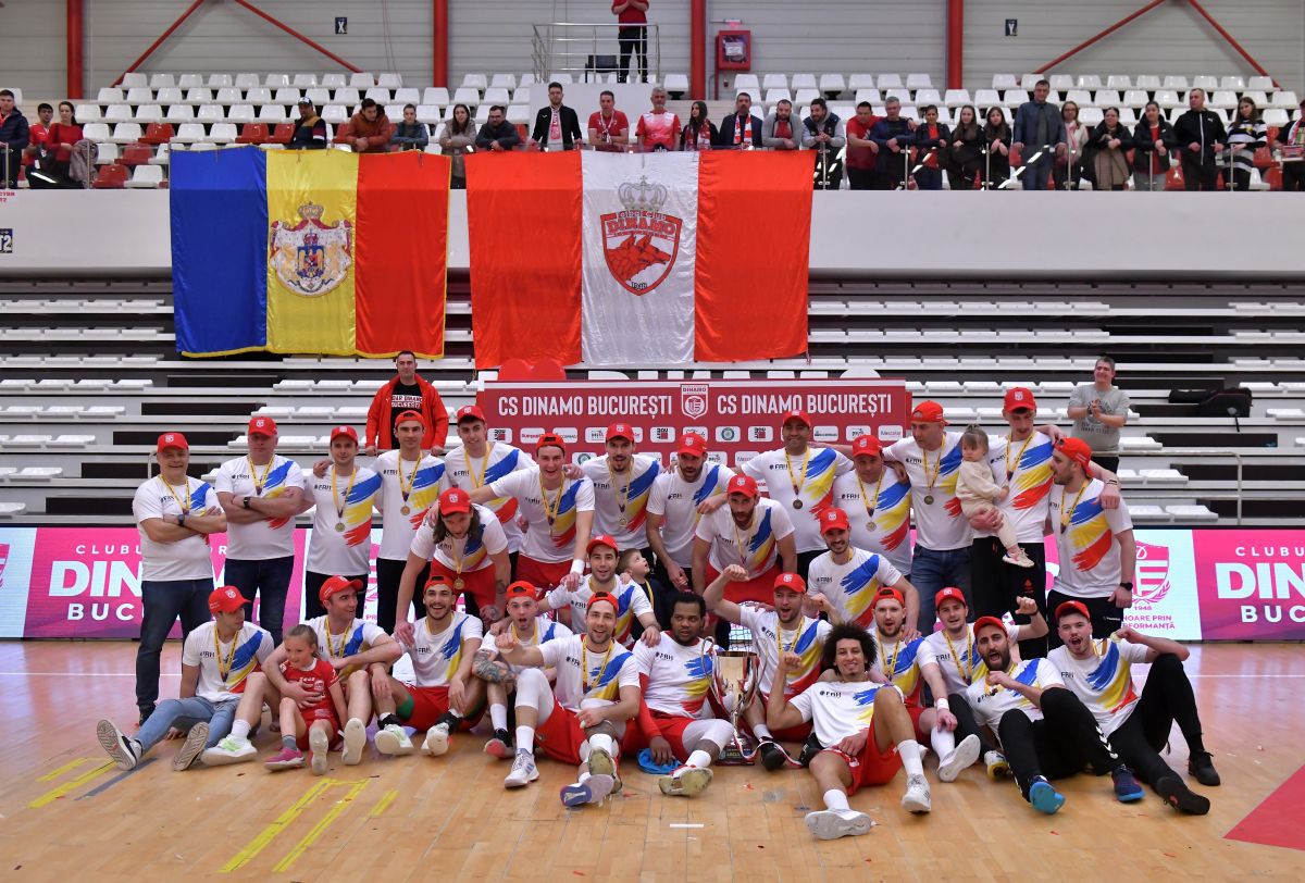 Dinamo e în sărbătoare! Imagini de la petrecerea de titlu a „dulăilor” + În tribune au apărut şi doi miniştri