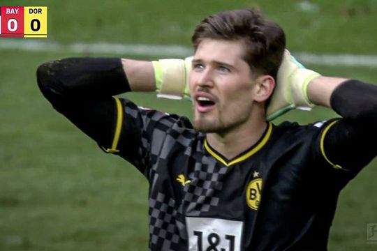 Bayern Munchen a deschis scorul în derby-ul cu Borussia Dortmund după o gafă neverosimilă a portarului Gregor Kobel (25 de ani).