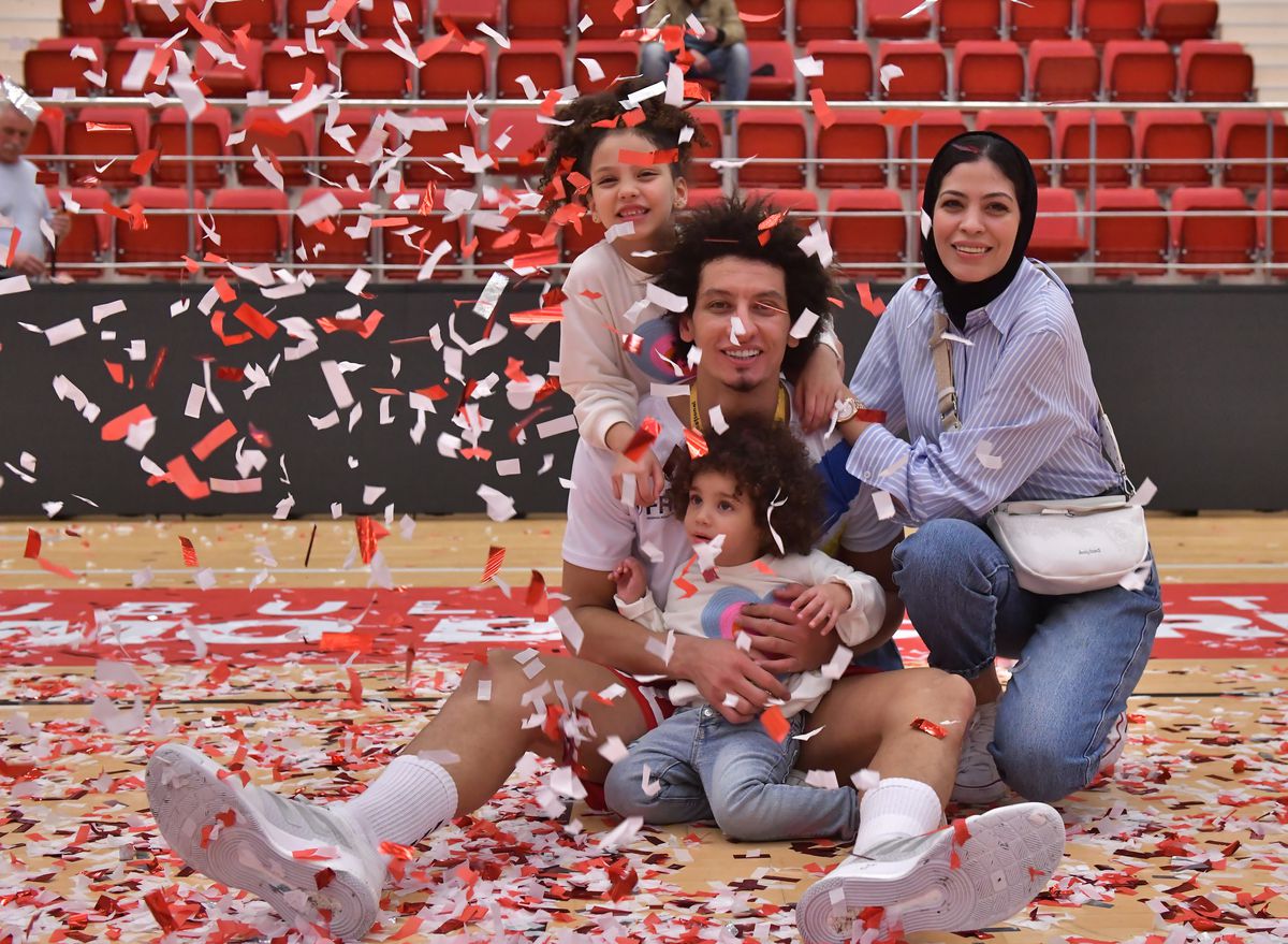 Dinamo e în sărbătoare! Imagini de la petrecerea de titlu a „dulăilor” + În tribune au apărut şi doi miniştri