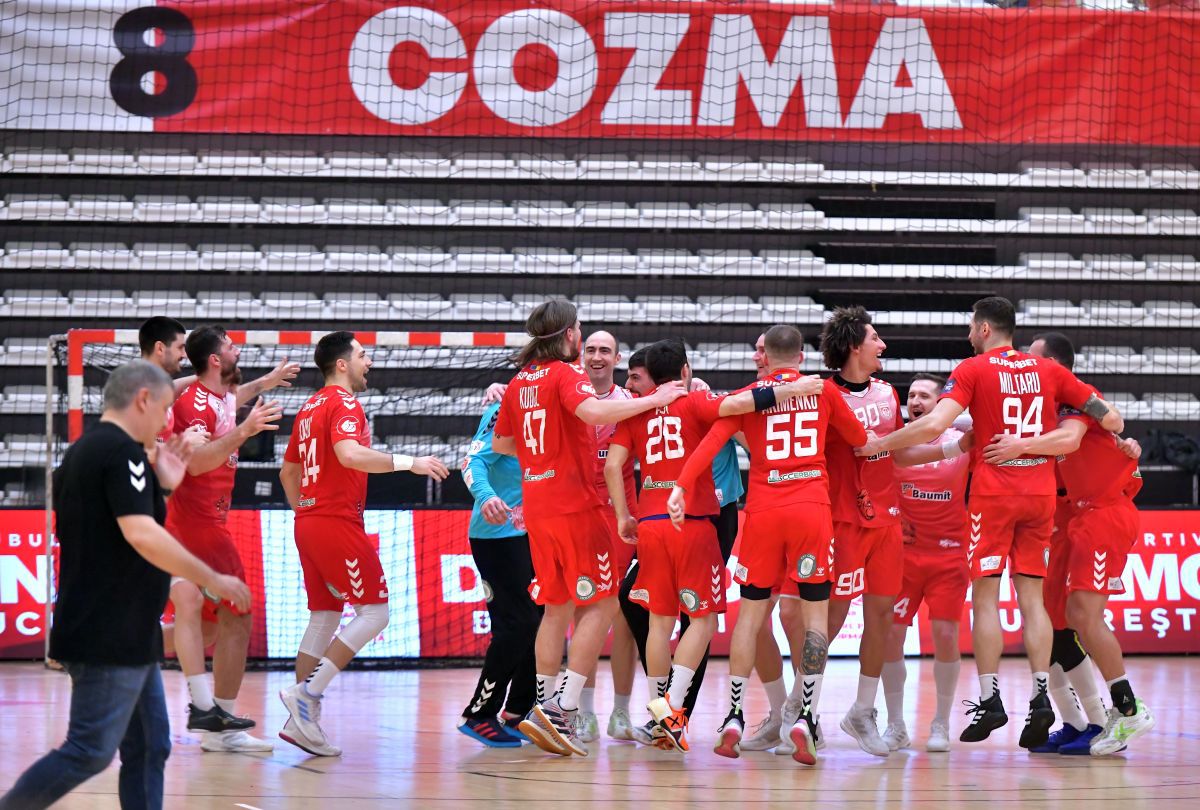 Dinamo e în sărbătoare! Imagini de la petrecerea de titlu a „dulăilor” + În tribune au apărut şi doi miniştri