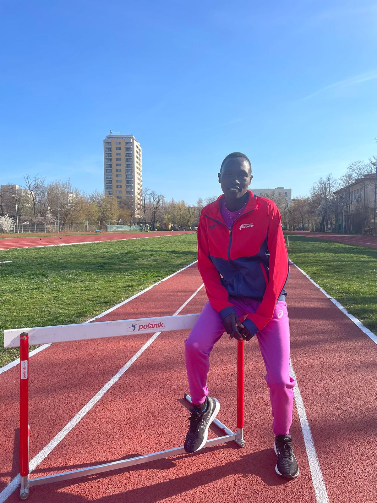 „Știți ce ador la voi?” » Senzaționala poveste a primei sportive din România calificate la Jocurile Olimpice, Melvine Delvine Meringor: „În Kenya, tribul meu încă mai poartă lupte”