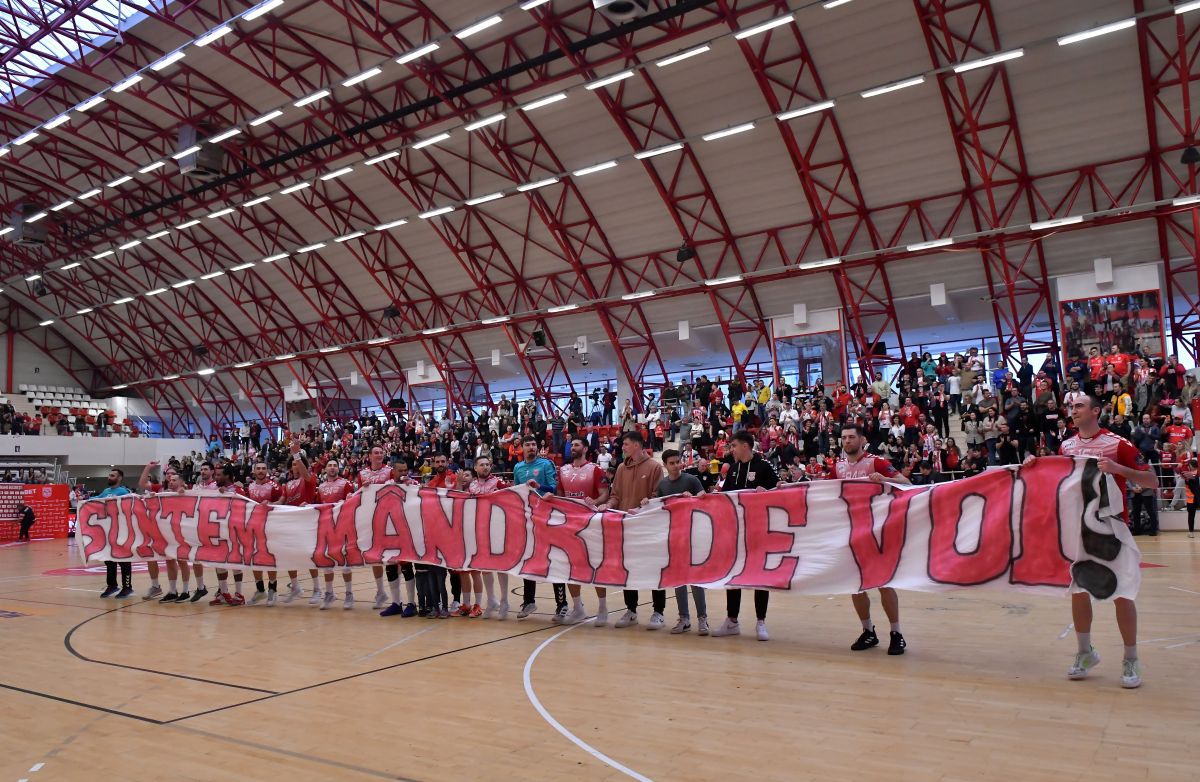 Dinamo e în sărbătoare! Imagini de la petrecerea de titlu a „dulăilor” + În tribune au apărut şi doi miniştri
