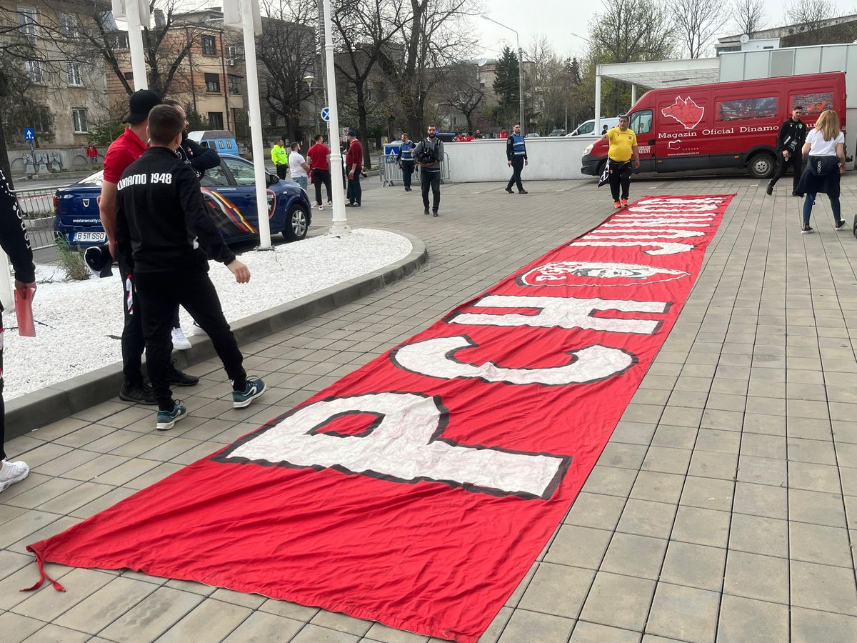 Copiii au încurajat-o pe Dinamo la derby-ul cu Petrolul