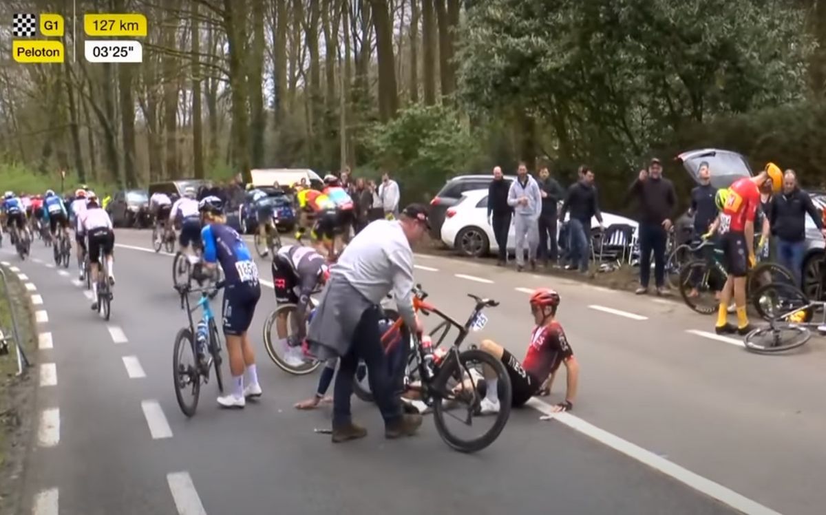 Ziua în care Van der Poel a zburat peste Turul Flandrei, iar adversarii l-au urmat doar cu bicicletele în spate » Povestea fascinantă a week-end-ului