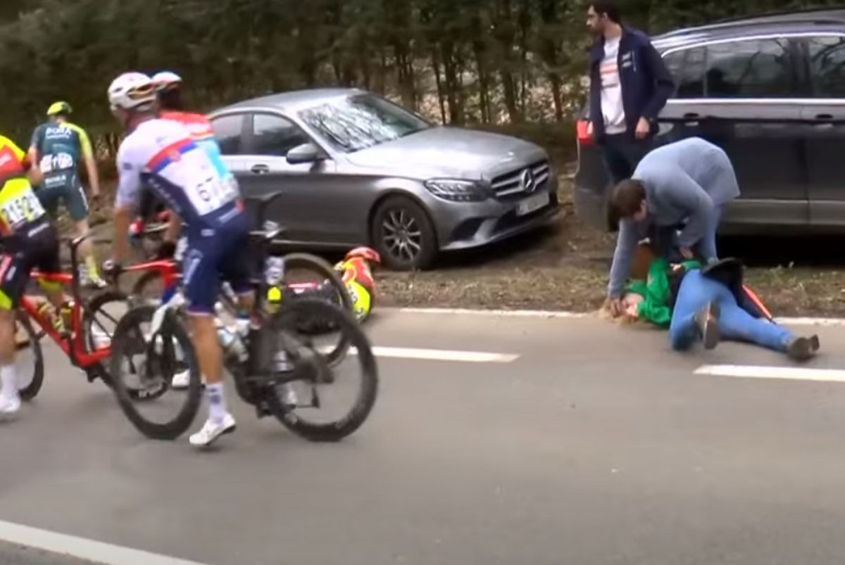 Ziua în care Van der Poel a zburat peste Turul Flandrei, iar adversarii l-au urmat doar cu bicicletele în spate » Povestea fascinantă a week-end-ului