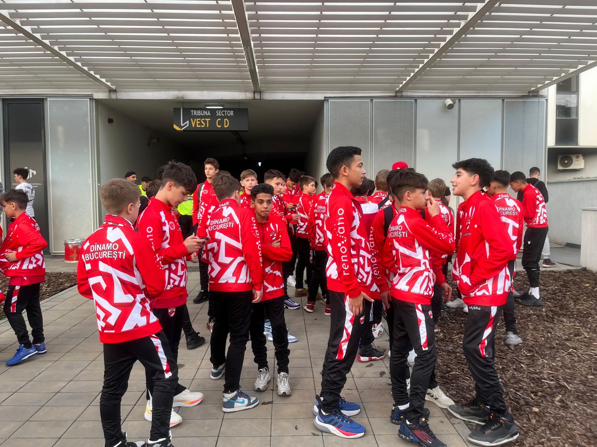 Copiii au încurajat-o pe Dinamo la derby-ul cu Petrolul
