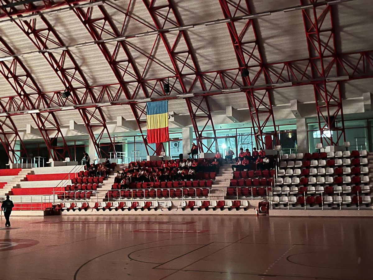 Reporterii GSP s-au aflat în Sala Polivalentă din „Ștefan cel Mare” și au surprins toate detaliile petrecute în timpul meciului Dinamo - Petrolul