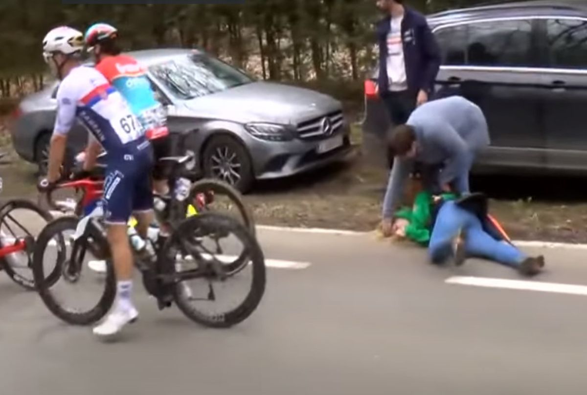 Ziua în care Van der Poel a zburat peste Turul Flandrei, iar adversarii l-au urmat doar cu bicicletele în spate » Povestea fascinantă a week-end-ului