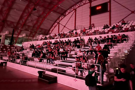 După ce Comisia de Disciplină a decis ca doar copiii mai mici de 14 ani să aibă acces pe stadion la meciul cu Petrolul, din a doua rundă a play-off-ului, fanii lui Dinamo s-au strâns în Sala Polivalentă din „Ștefan cel Mare”.