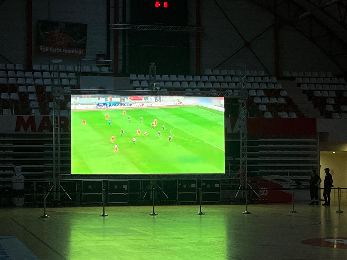 Reporterii GSP s-au aflat în Sala Polivalentă din „Ștefan cel Mare” și au surprins toate detaliile petrecute în timpul meciului Dinamo - Petrolul