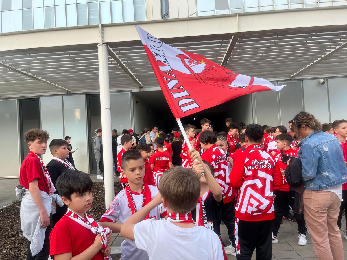 Copiii au încurajat-o pe Dinamo la derby-ul cu Petrolul