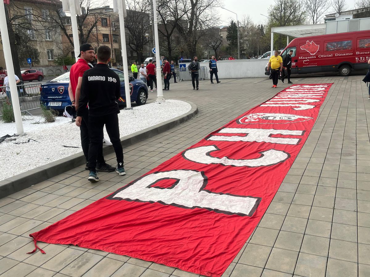Copiii au încurajat-o pe Dinamo la derby-ul cu Petrolul