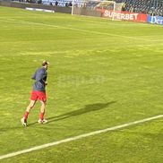 Vlad Chiricheș, surprins pe gazon, efectuând ture, la peste 20 de minute de la terminarea meciului / Sursă foto: Remus Dinu (Gazeta Sporturilor)