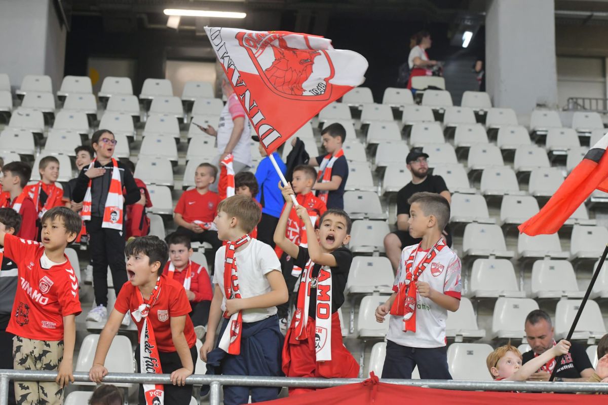 Copiii au încurajat-o pe Dinamo la derby-ul cu Petrolul