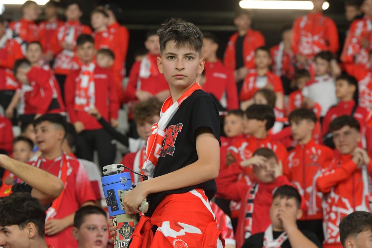 Copiii au încurajat-o pe Dinamo la derby-ul cu Petrolul