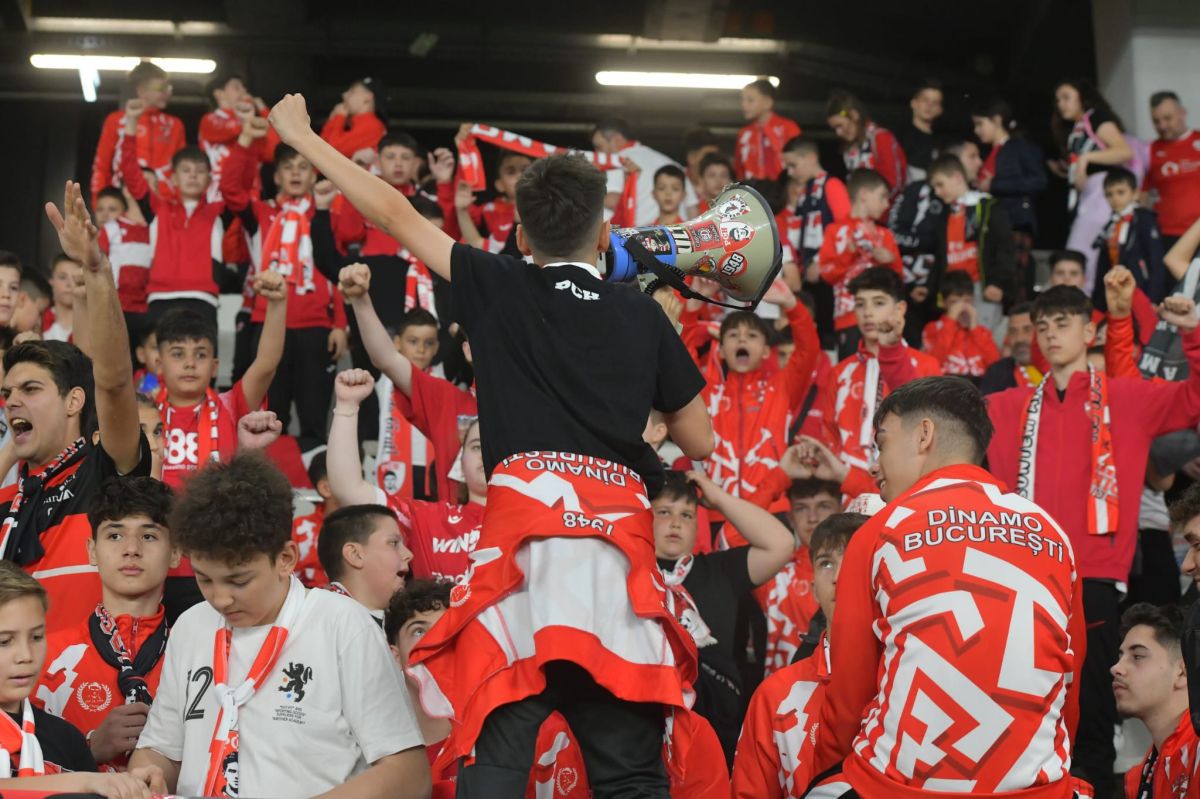Copiii au încurajat-o pe Dinamo la derby-ul cu Petrolul