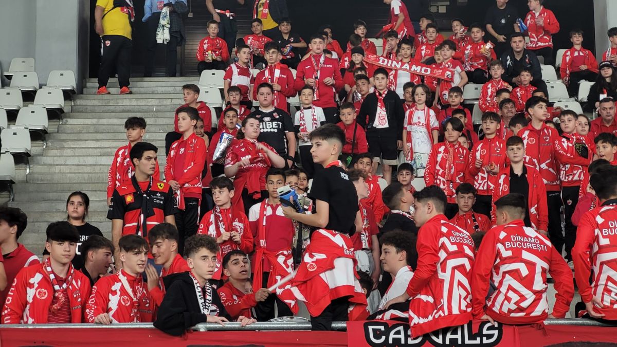 Copiii au încurajat-o pe Dinamo la derby-ul cu Petrolul
