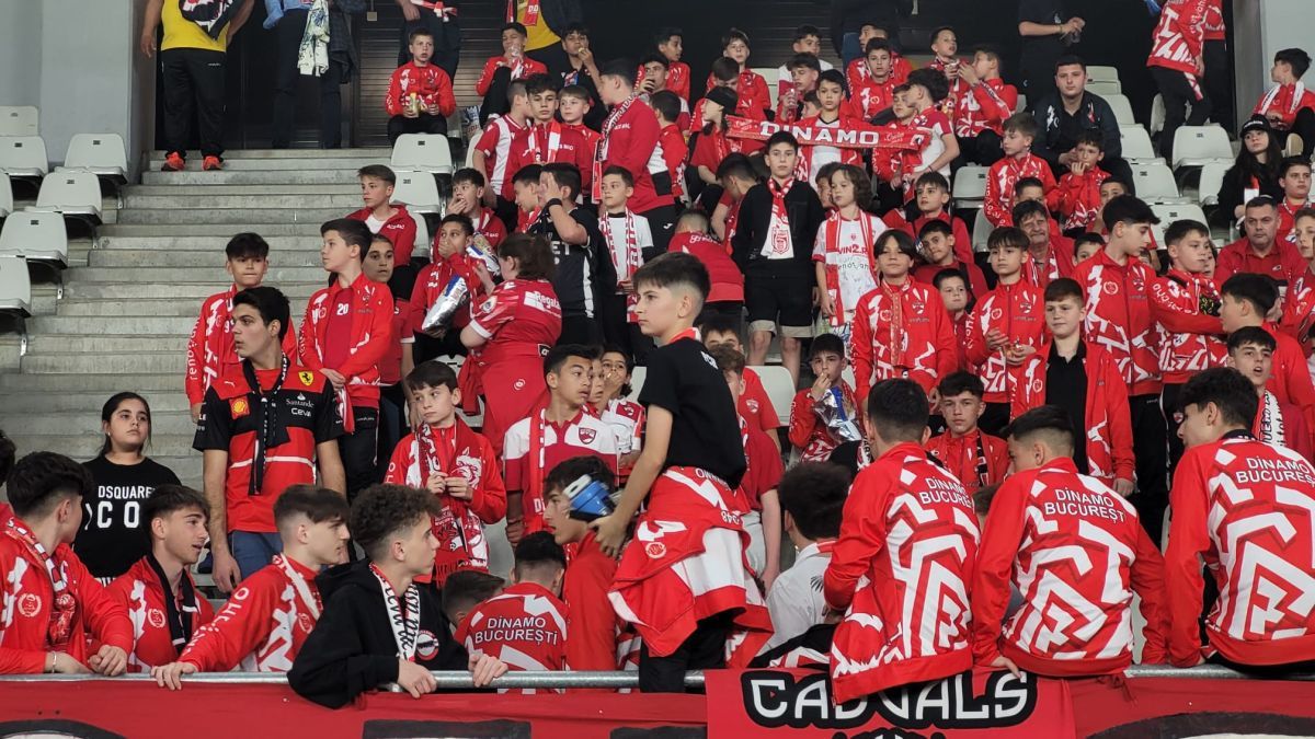 Copiii au încurajat-o pe Dinamo la derby-ul cu Petrolul