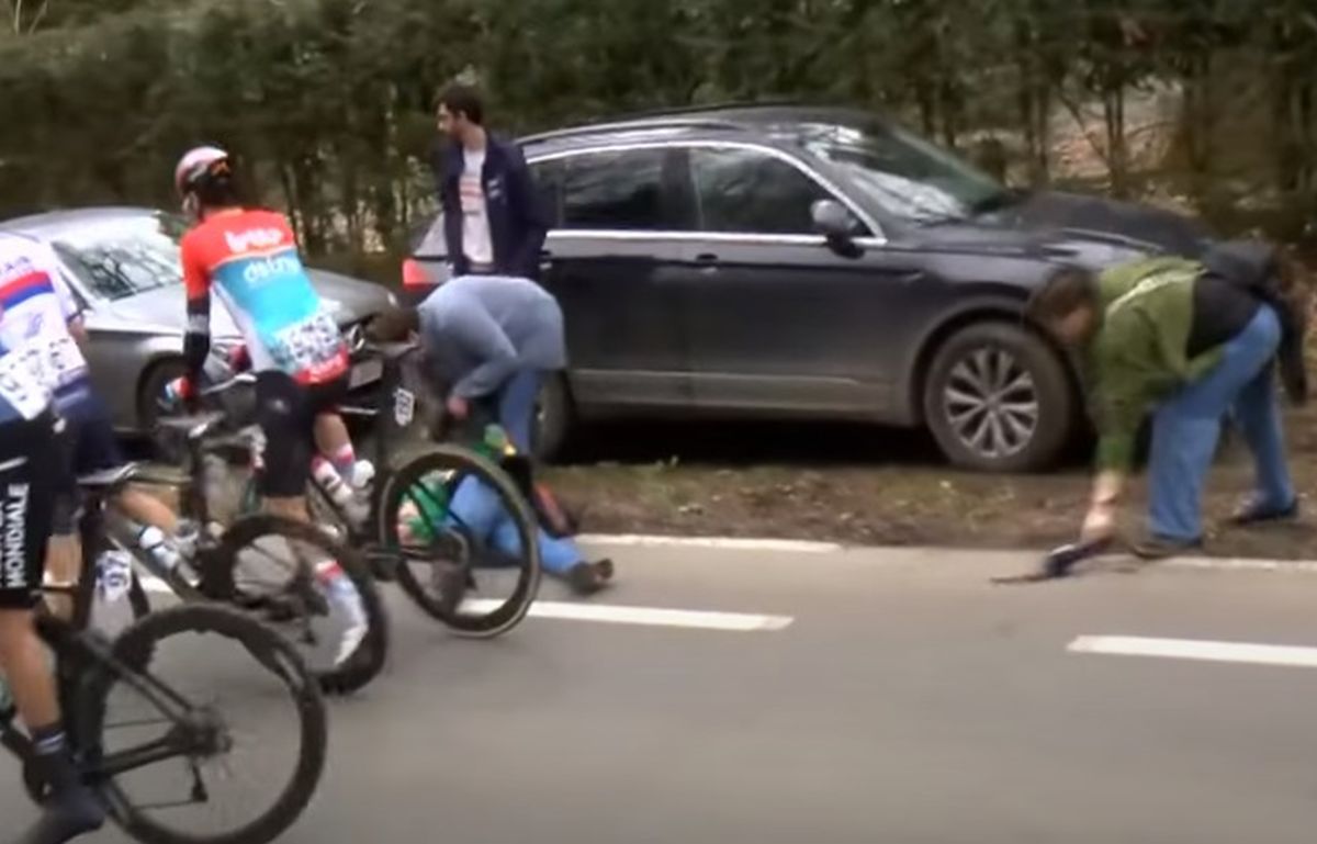 Ziua în care Van der Poel a zburat peste Turul Flandrei, iar adversarii l-au urmat doar cu bicicletele în spate » Povestea fascinantă a week-end-ului