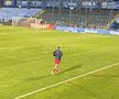 Vlad Chiricheș, surprins pe gazon, efectuând ture, la peste 20 de minute de la terminarea meciului / Sursă foto: Remus Dinu (Gazeta Sporturilor)