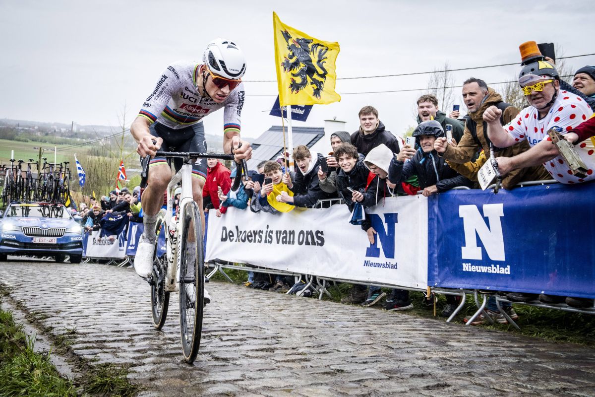 Ziua în care Van der Poel a zburat peste Turul Flandrei, iar adversarii l-au urmat doar cu bicicletele în spate » Povestea fascinantă a week-end-ului