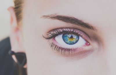 Nu știi ce să îi cumperi iubitei de Paște? Iată 5 tipuri de mascara, pentru un cadou practic și util!