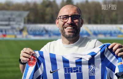 Prezentare neobișnuită » Cum a anunțat Poli Iași că Tony e noul antrenor al echipei