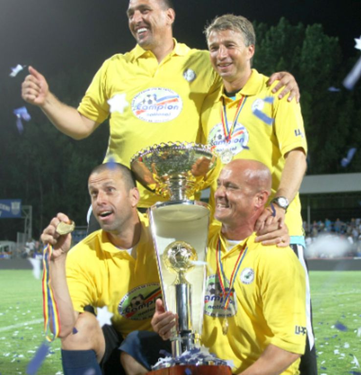 Dan Petrescu și Cristinel Pojar (dreapta imaginii), cu titlul adjudecat la Urziceni / Sursă foto: Libertatea